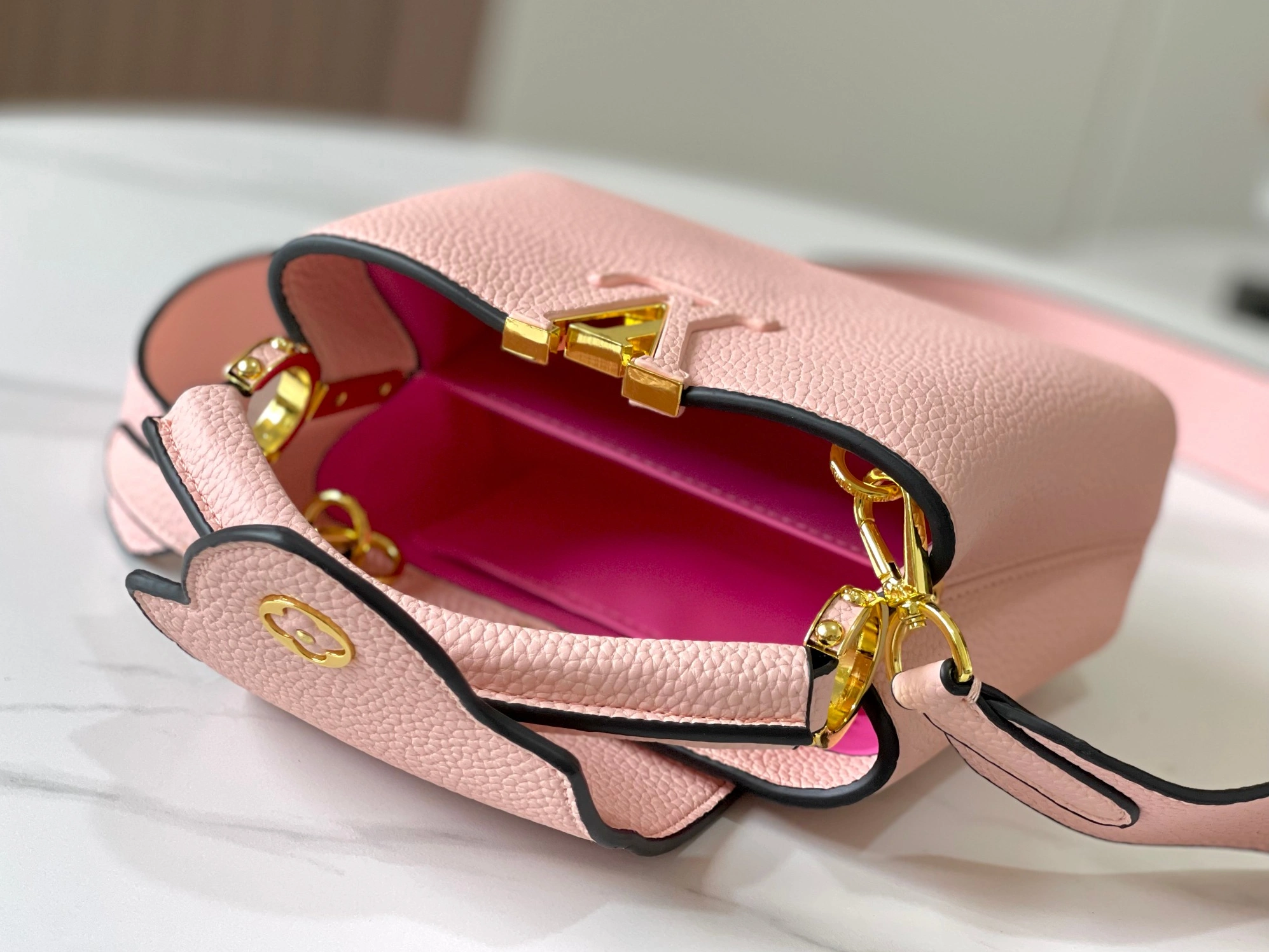 Louis Vuitton AAA Quality Messenger Bags For Women Stylish 8171 - Image 8