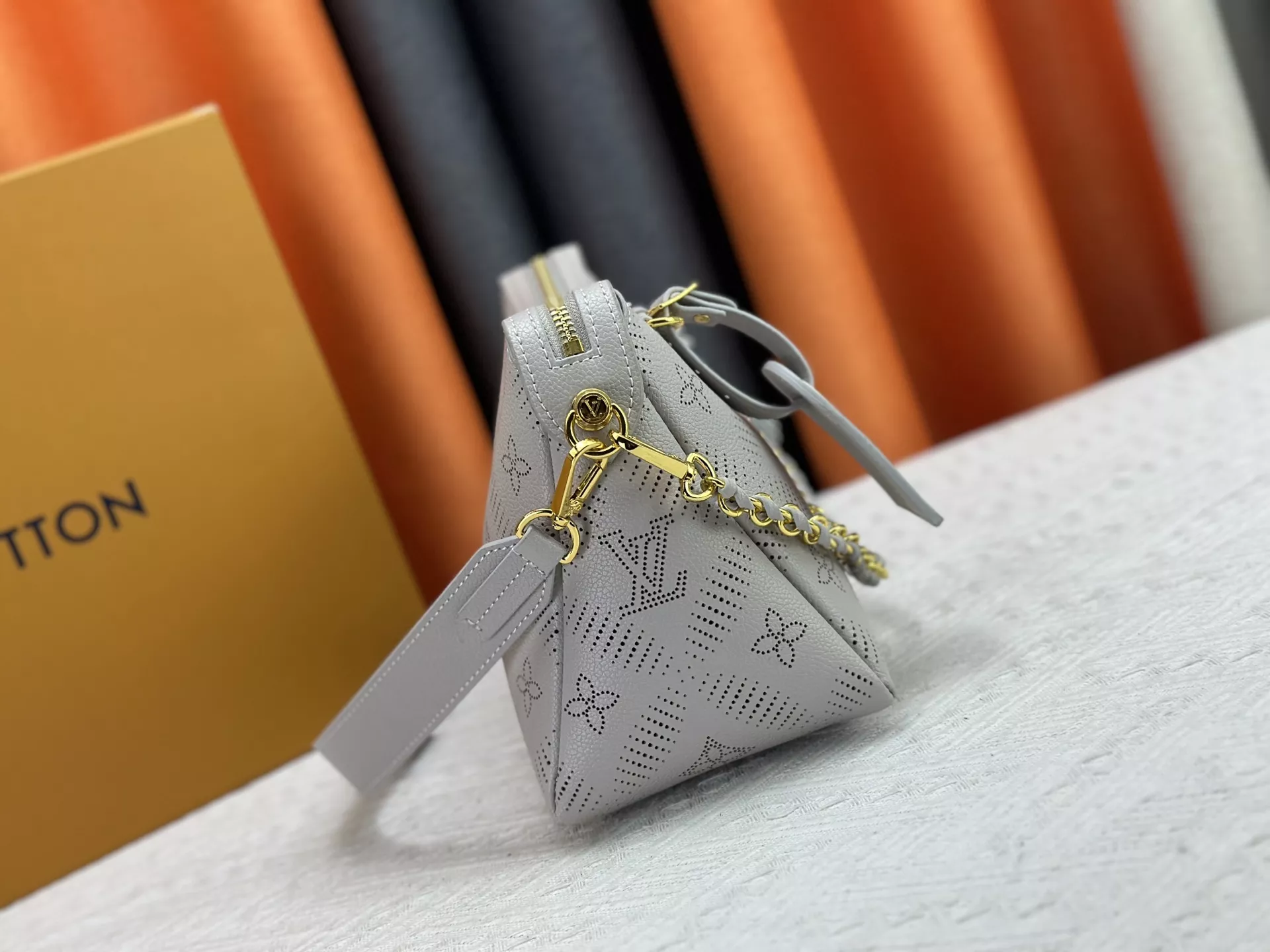 Louis Vuitton AAA Quality Messenger Bags For Women Stylish 9694