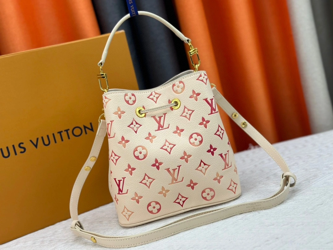 Louis Vuitton AAA Quality Messenger Bags For Women Trendsetting 6539 - Image 4