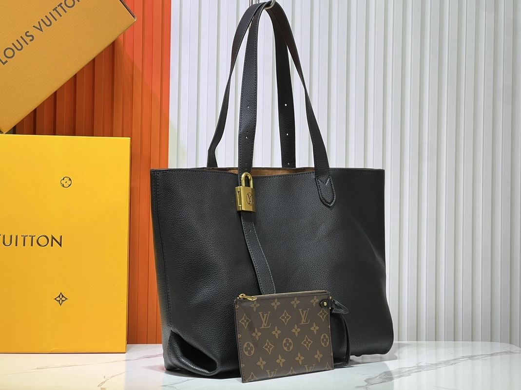 Louis Vuitton AAA Quality Shoulder Bags For Women Fashionable 9285