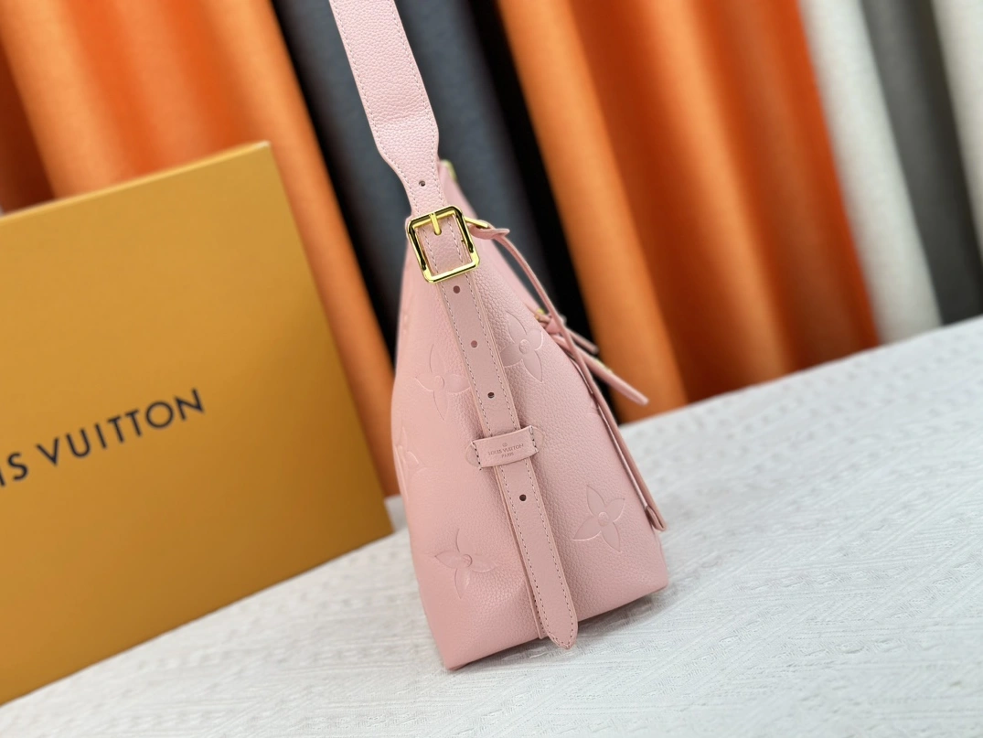 Louis Vuitton AAA Quality Shoulder Bags For Women Sleek 1724 - Image 4