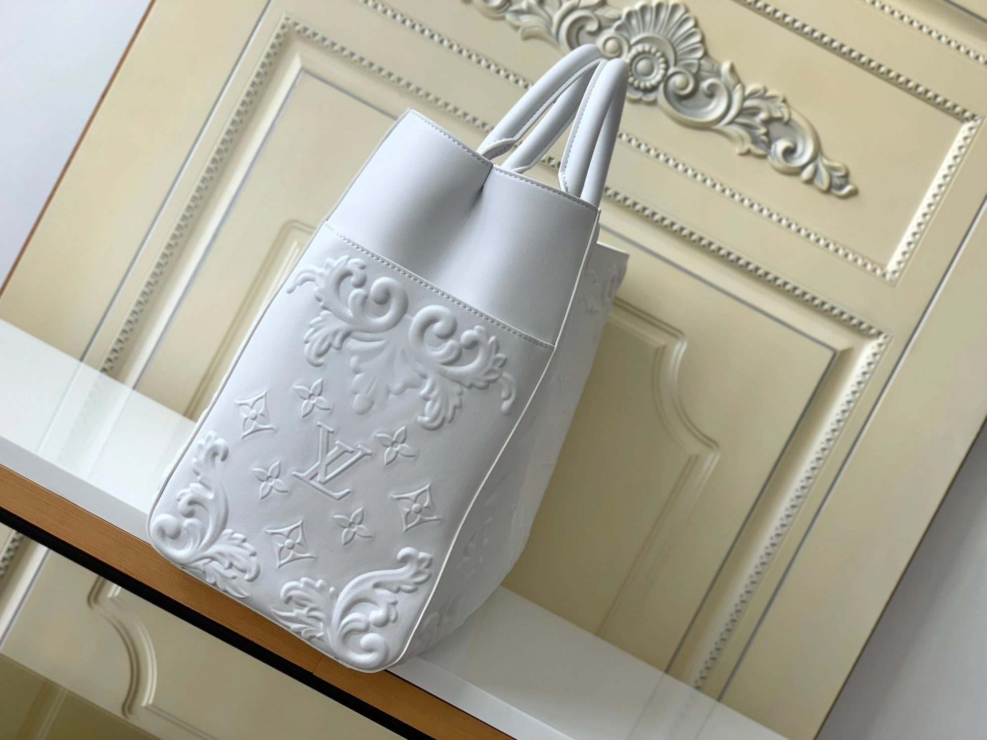 Louis Vuitton AAA Quality Tote-Handbags For Women Vibrant 220 - Image 3