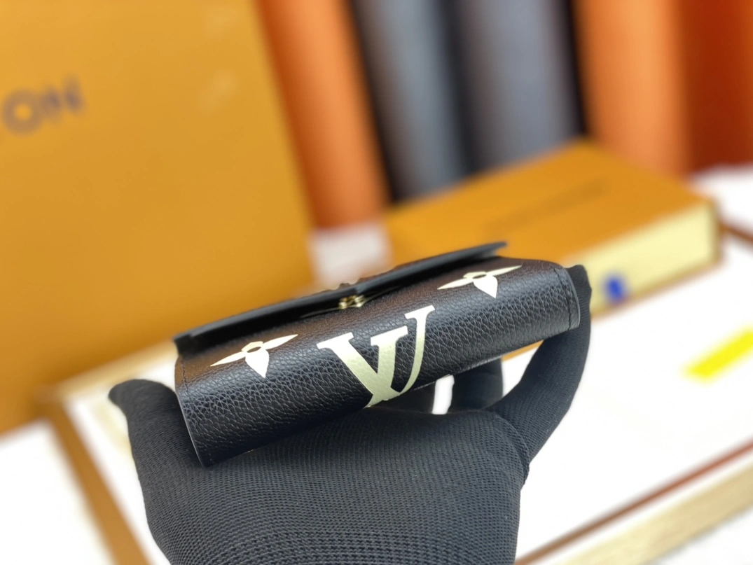 Louis Vuitton AAA Quality Wallets Unique 1364 - Image 3