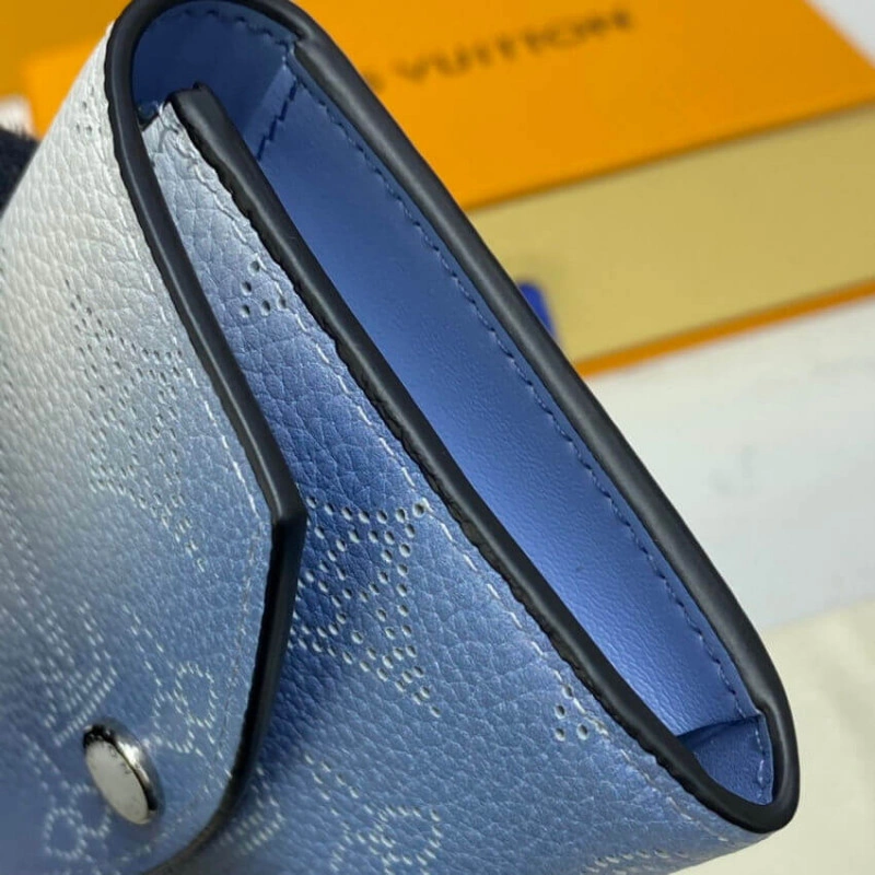 Press stu Louis Vuitton Coin Purse in Blue Gradient Mahina Perforated Leather - Image 3