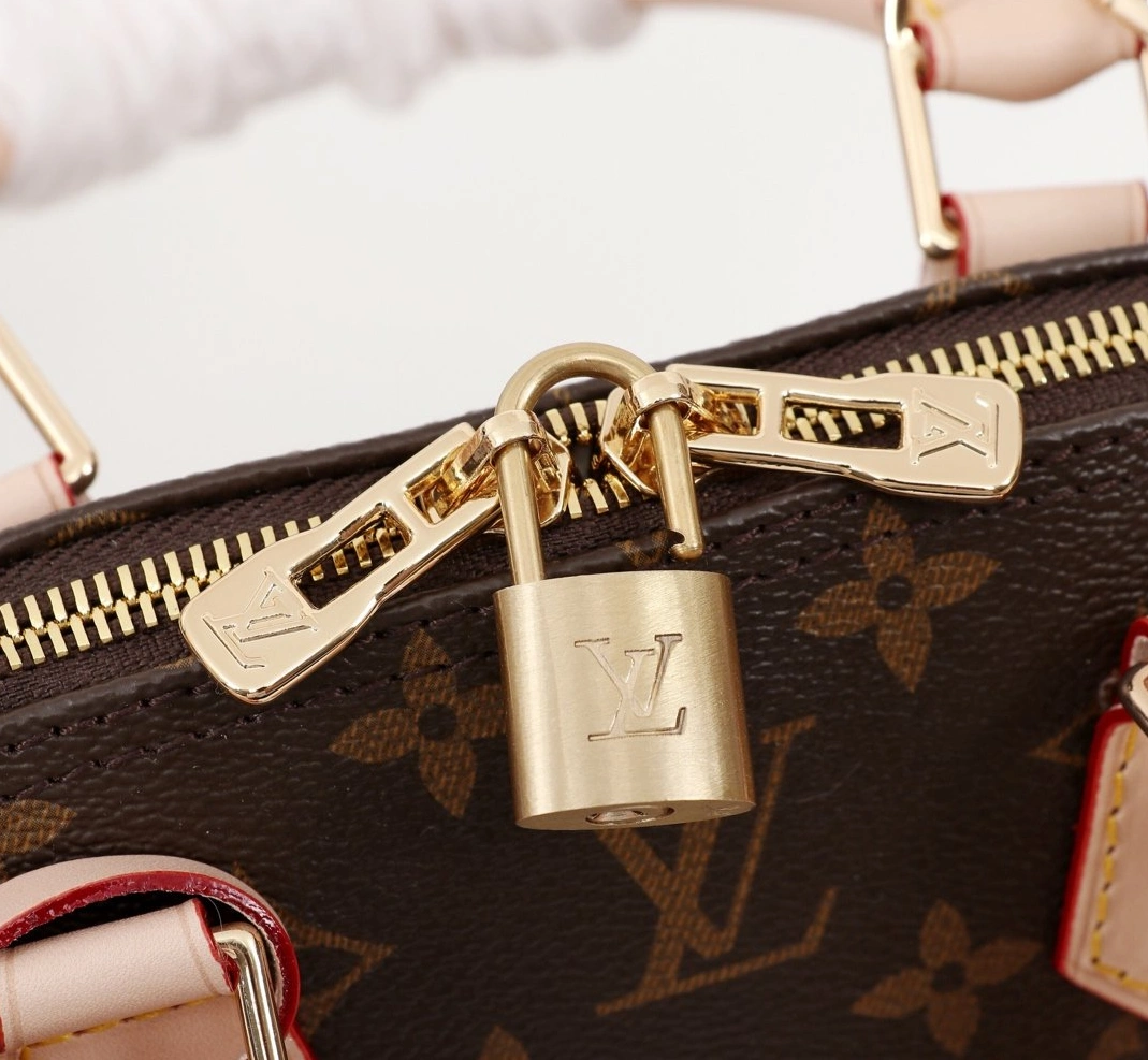 Louis Vuitton LV AAA Quality Messenger Bags For Women Breathable 5712 - Image 5