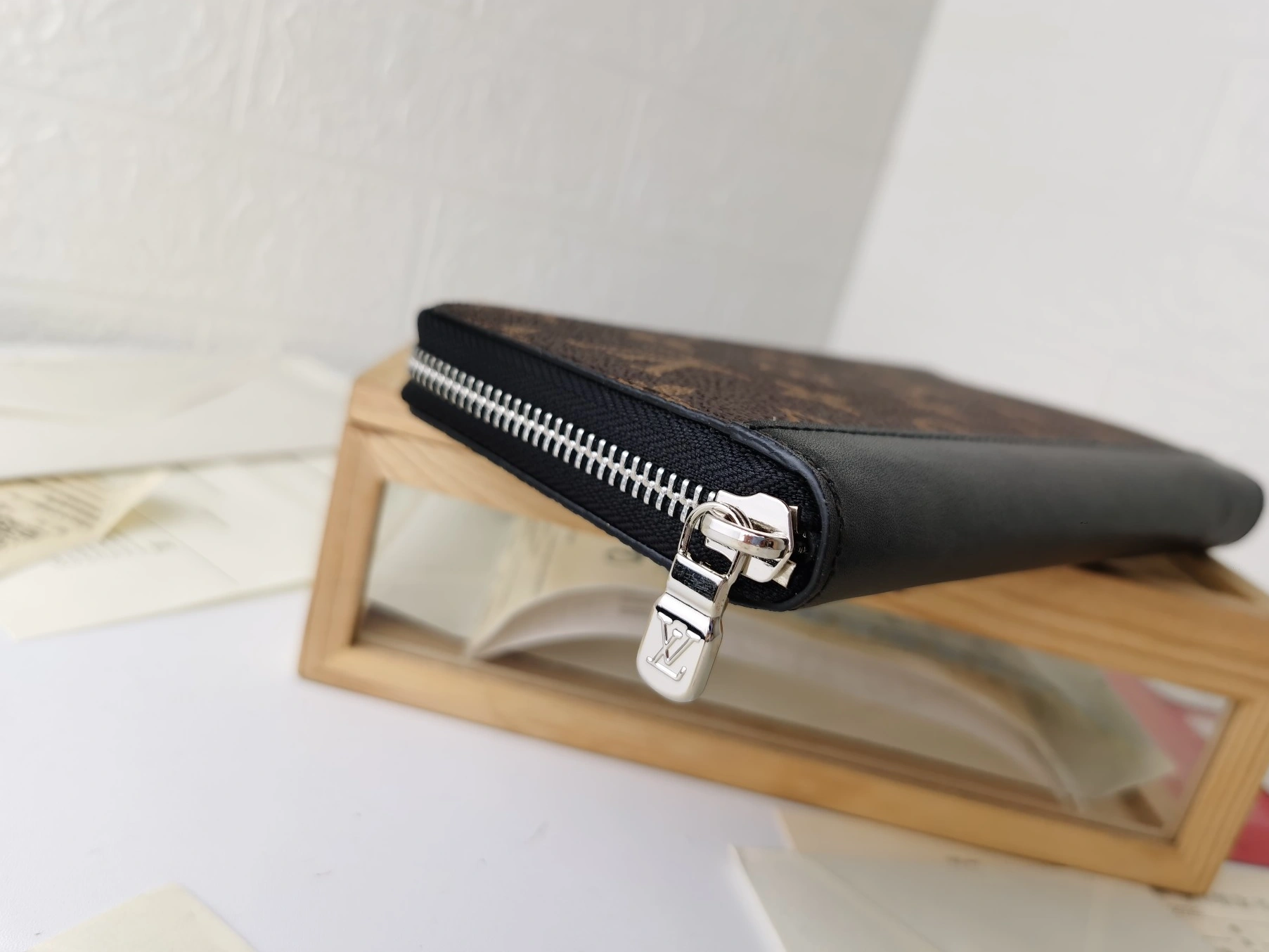 Louis Vuitton LV Card Case For Unisex Modern 8948 - Image 4