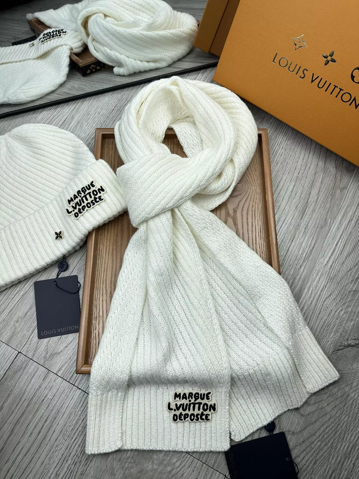Louis Vuitton LV Hat and Scarf Set EasyMatch 3922
