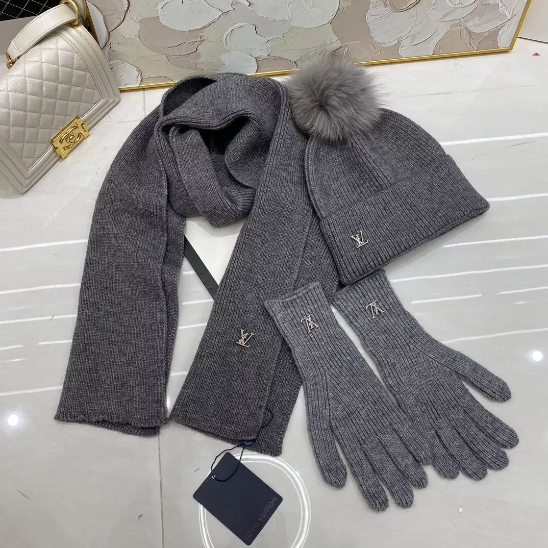 Louis Vuitton LV Hat and Scarf and Glove Set Versatile 7180