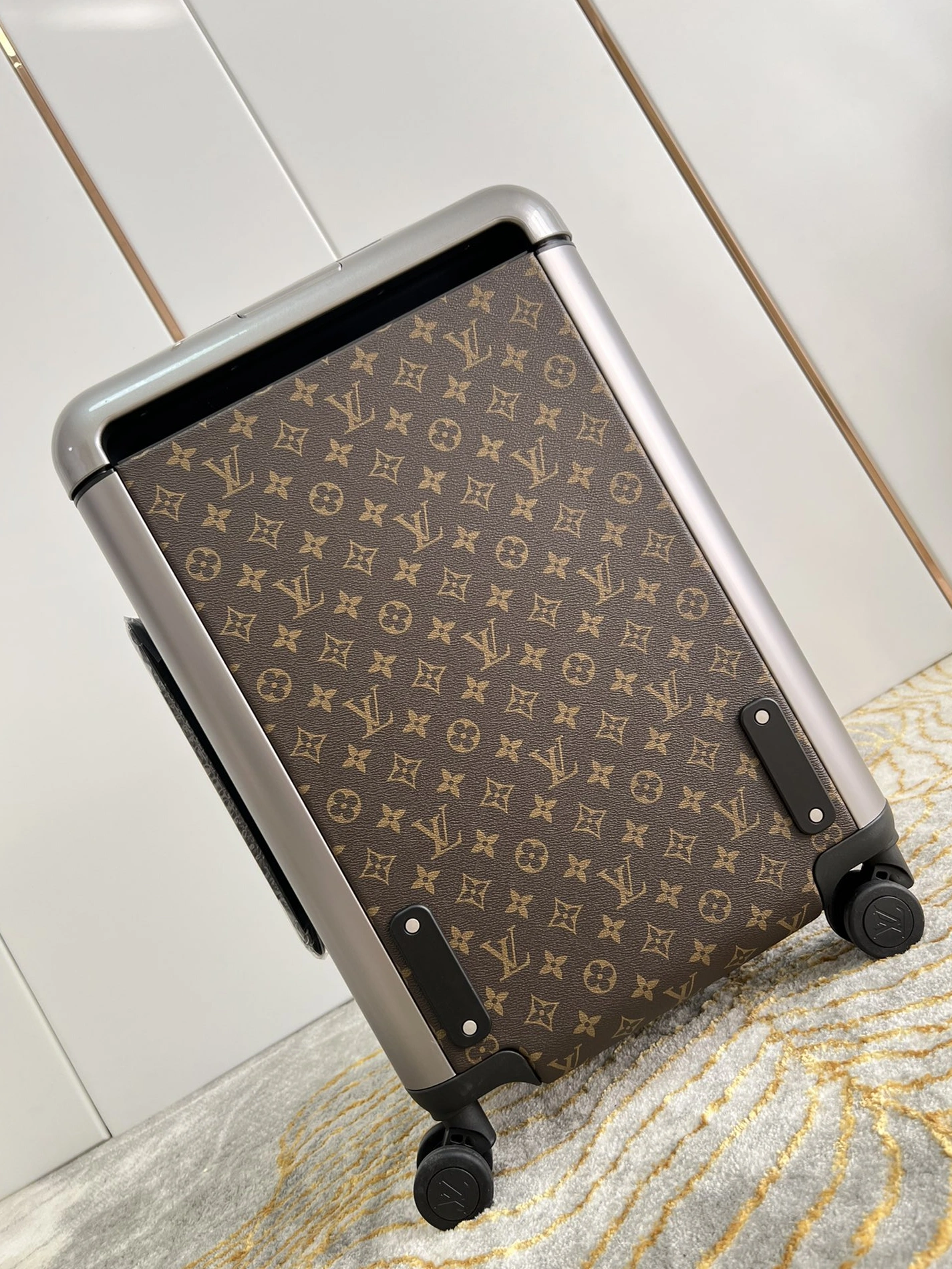 Louis Vuitton Luggage Comfortable 9149 - Image 4
