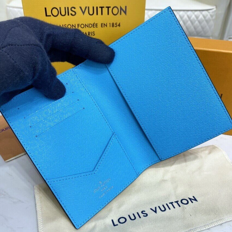 1 flat po Louis Vuitton Monogram Canvas Passport Cover - Image 7
