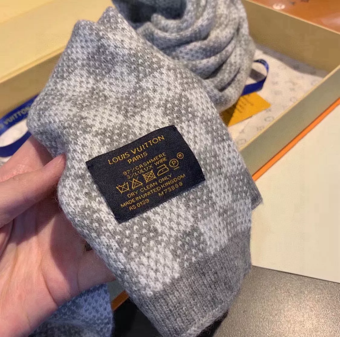 Louis Vuitton Scarf For Unisex Lightweight 1772 - Image 5