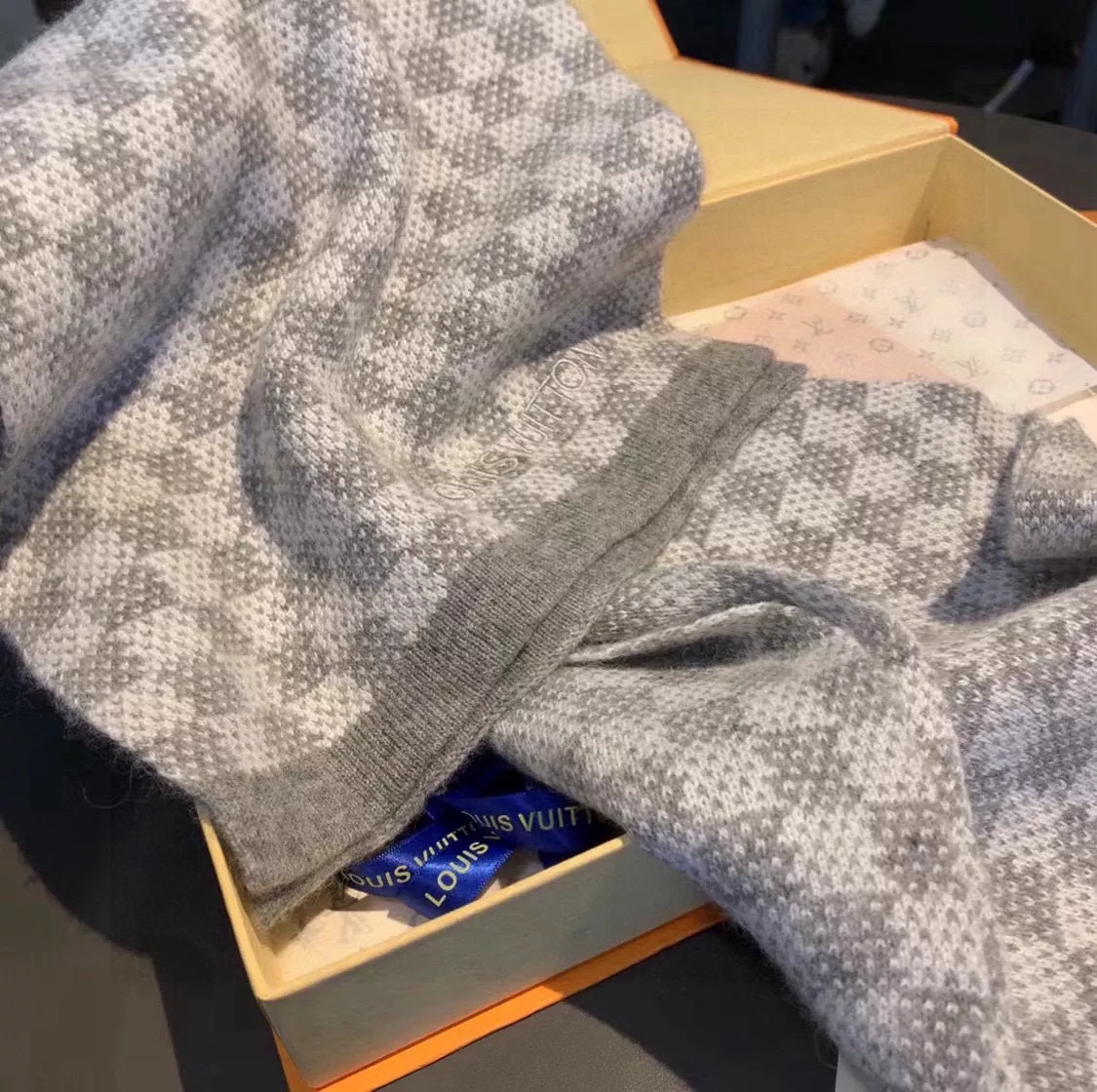 Louis Vuitton Scarf For Unisex Lightweight 1772 - Image 6