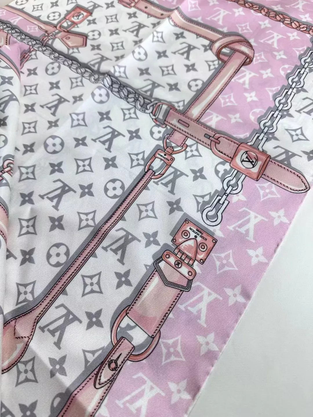 Louis Vuitton Silk Squares Comfortable 559 - Image 5