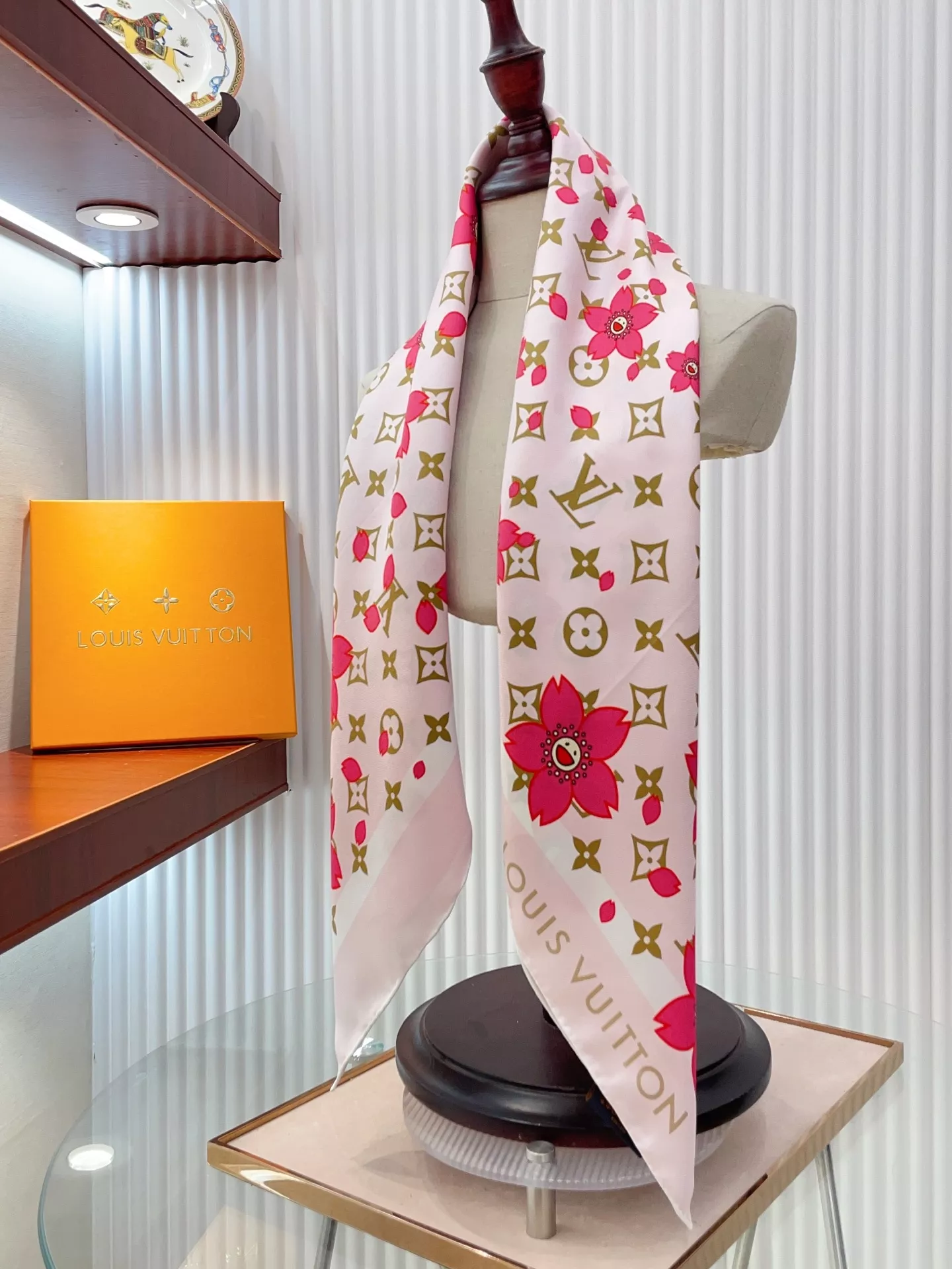 Louis Vuitton Silk Squares Efficient 4165 - Image 4