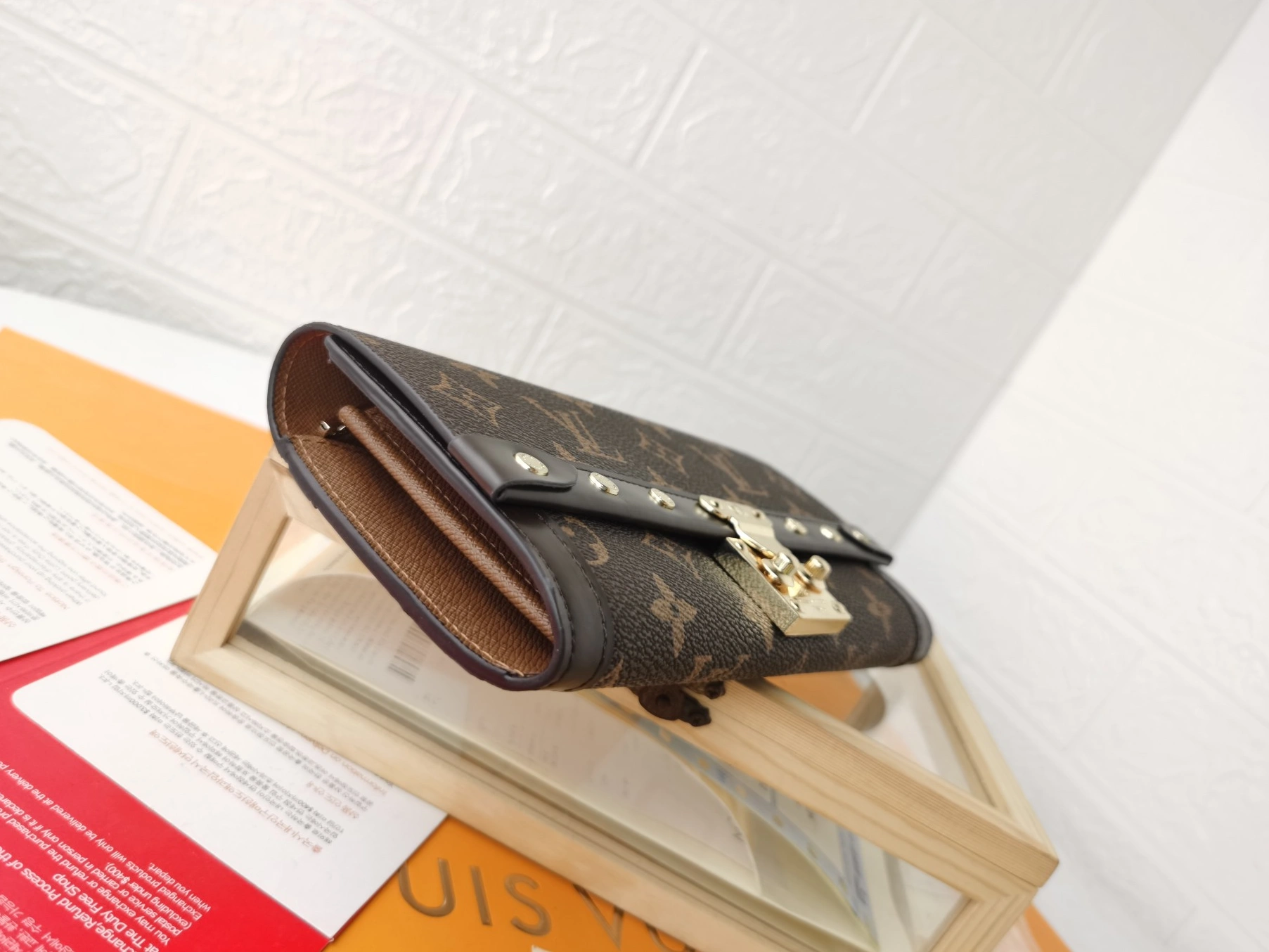 Minimalist 5685 Louis Vuitton LV Card Case For Women - Image 4