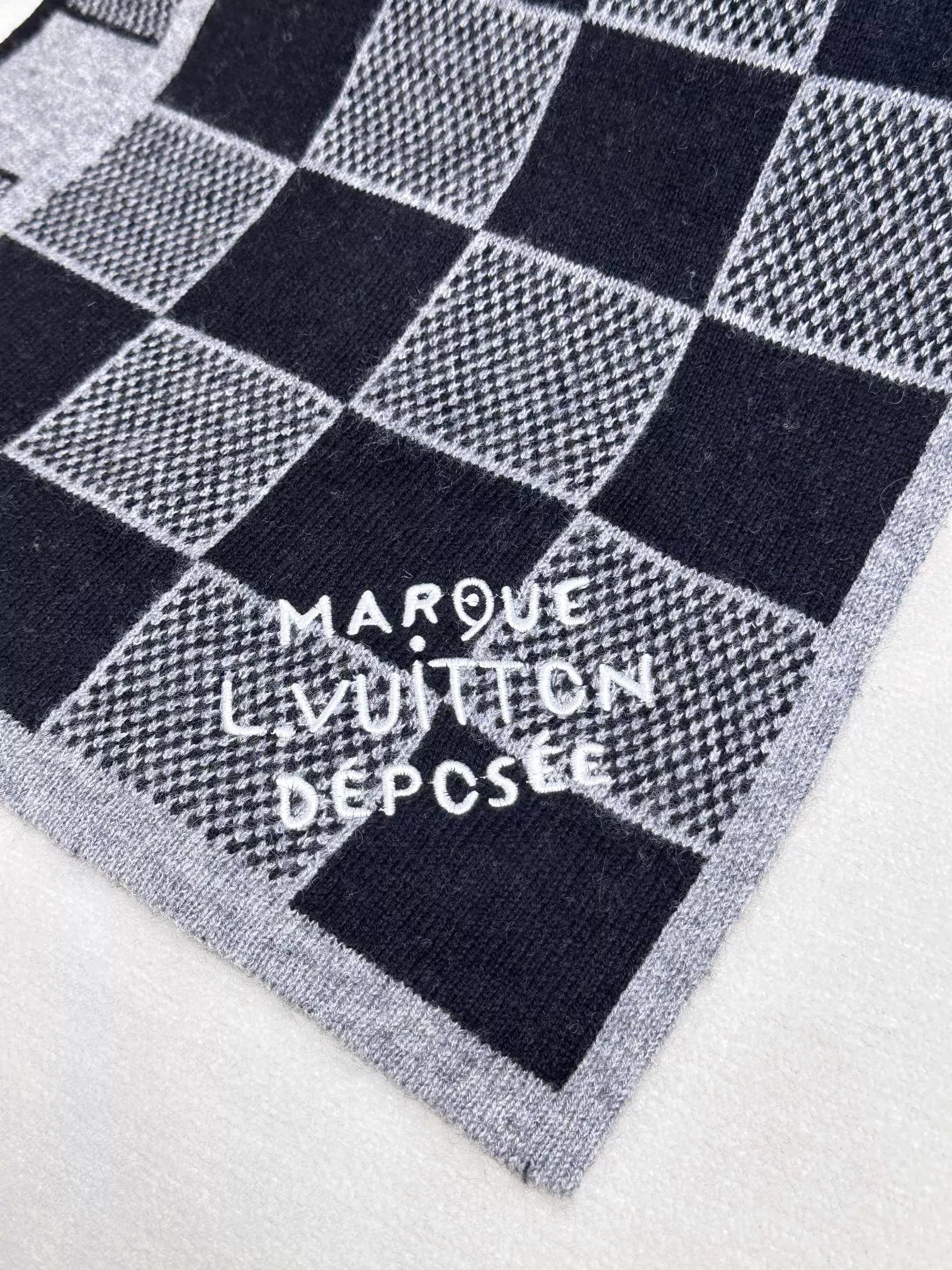 Minimalist 8731 Louis Vuitton Scarf For Unisex - Image 5