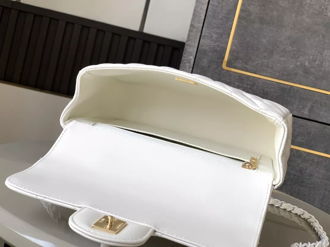 Resilient 5693 Chanel AAA Quality Messenger Bags For Women - Image 8