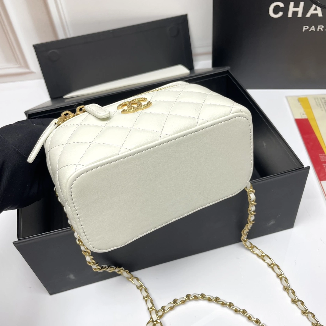 Resilient 675 Chanel AAA Quality Messenger Bags For Women - Image 7