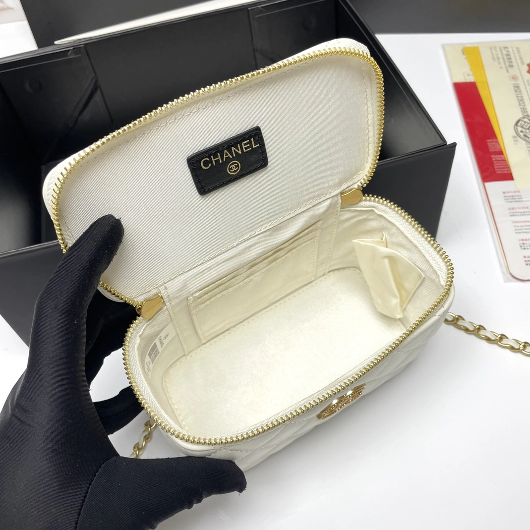 Resilient 675 Chanel AAA Quality Messenger Bags For Women - Image 8