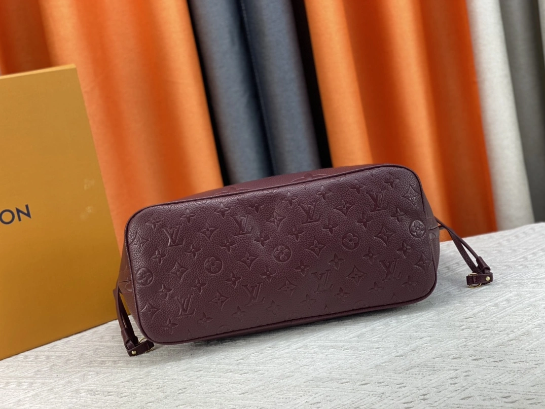 Sleek 1703 Louis Vuitton AAA Quality Shoulder Bags For Women - Image 6