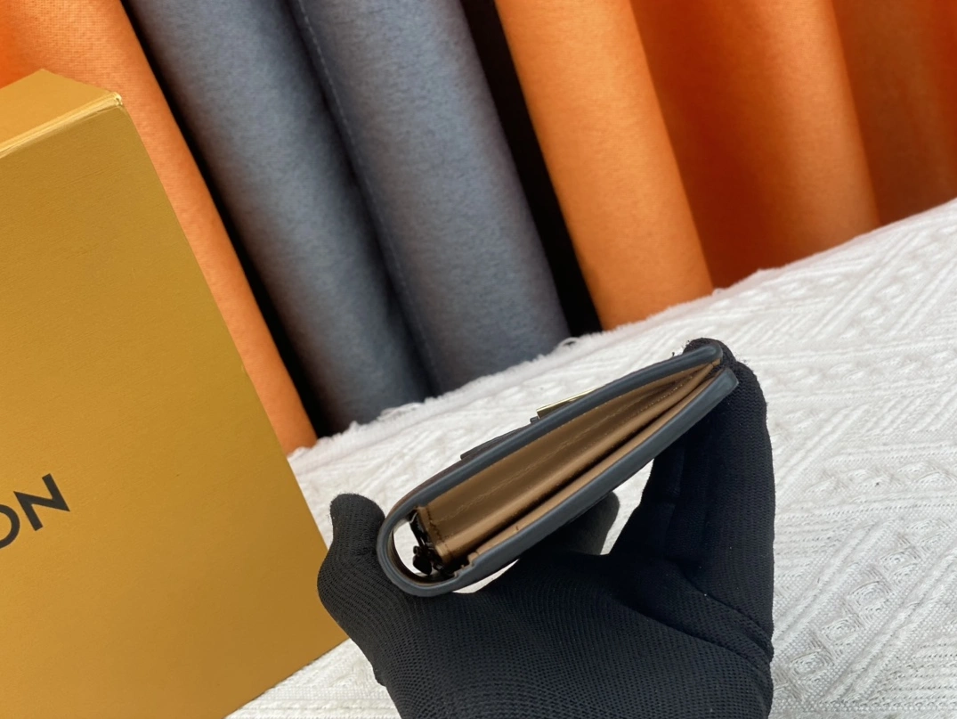 Sleek 4846 Louis Vuitton AAA Quality Wallets - Image 5