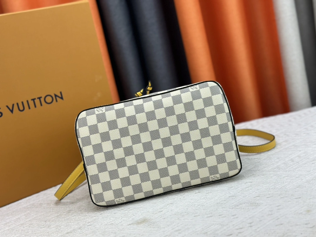 Sleek 8763 Louis Vuitton AAA Quality Messenger Bags For Women - Image 3