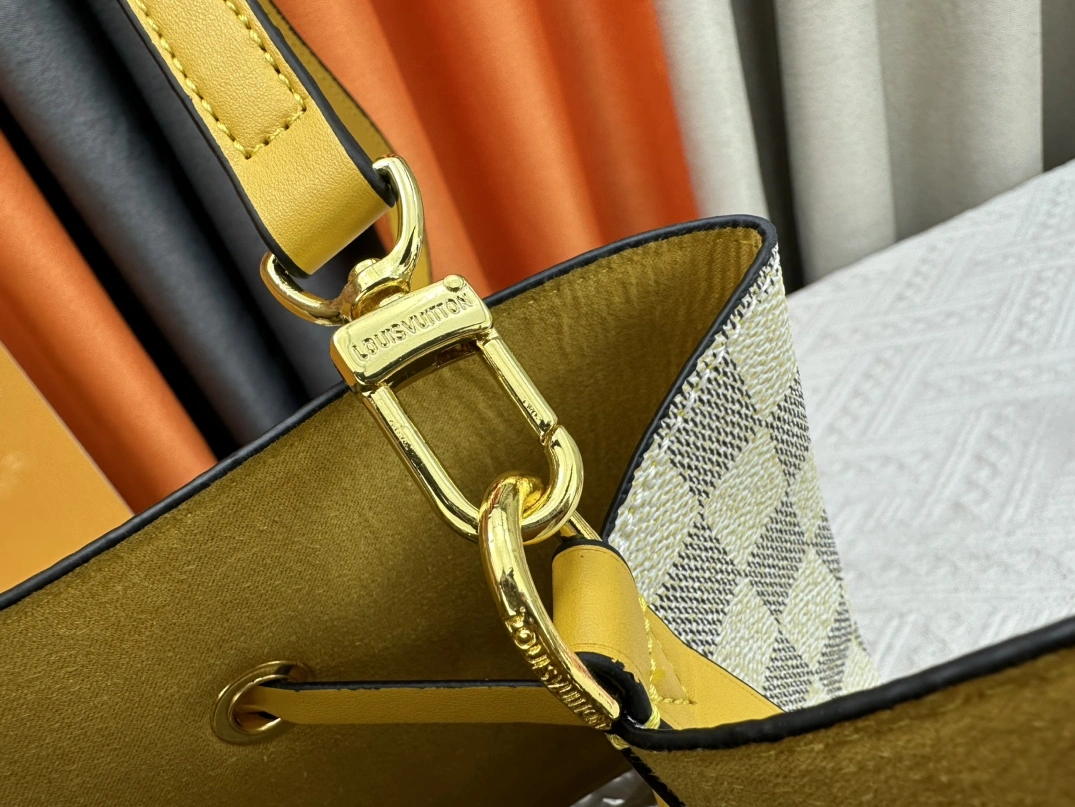 Sleek 8763 Louis Vuitton AAA Quality Messenger Bags For Women - Image 6