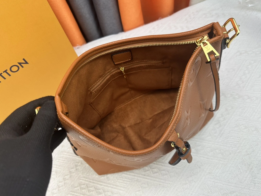 SportInspired 9550 Louis Vuitton AAA Quality Shoulder Bags For Women - Image 8