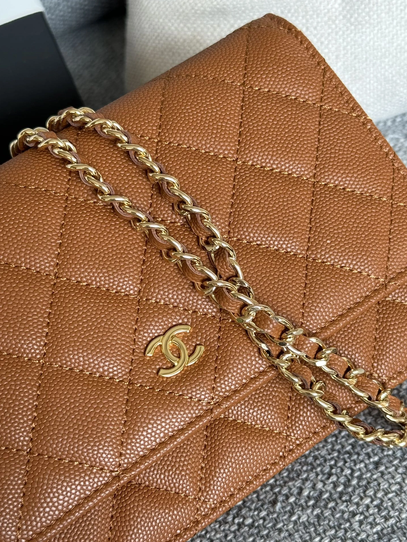 Stylish 1860 Chanel AAA Quality Messenger Bags In Gold For Women - Image 4