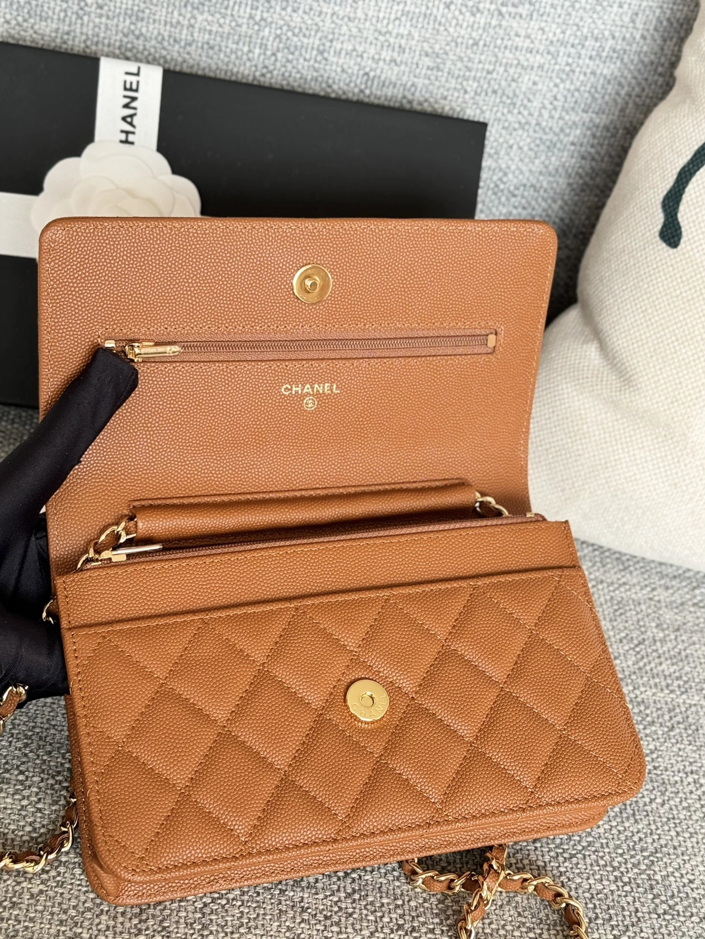 Stylish 1860 Chanel AAA Quality Messenger Bags In Gold For Women - Image 5