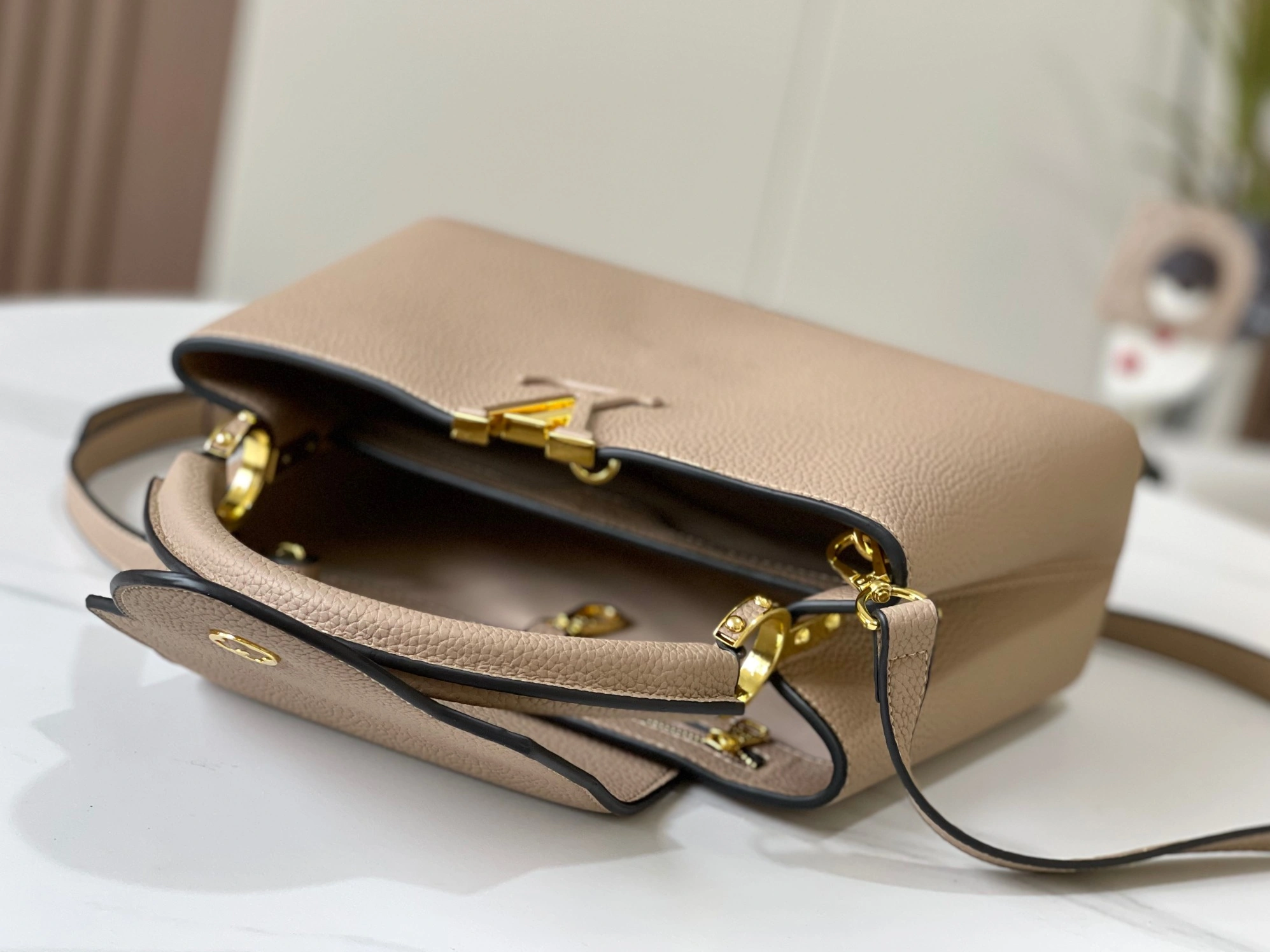 Stylish 7965 Louis Vuitton AAA Quality Messenger Bags For Women - Image 8