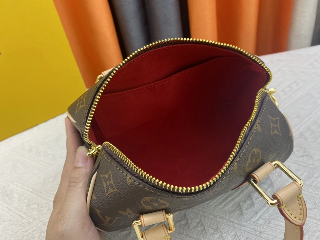 Stylish 8826 Louis Vuitton AAA Quality Handbags For Women - Image 8