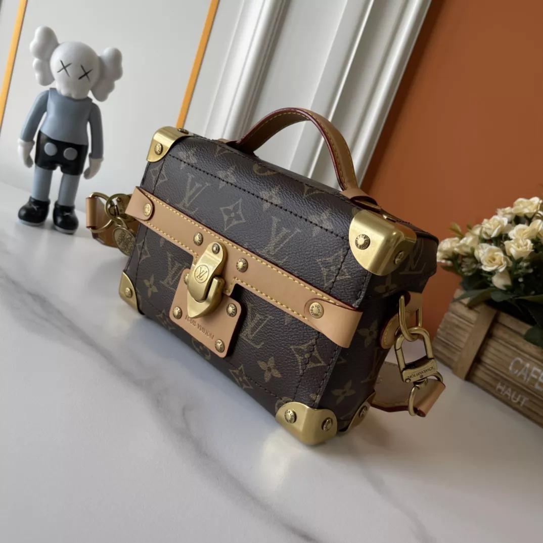 Trendsetting 2000 Louis Vuitton AAA Quality Messenger Bags For Unisex