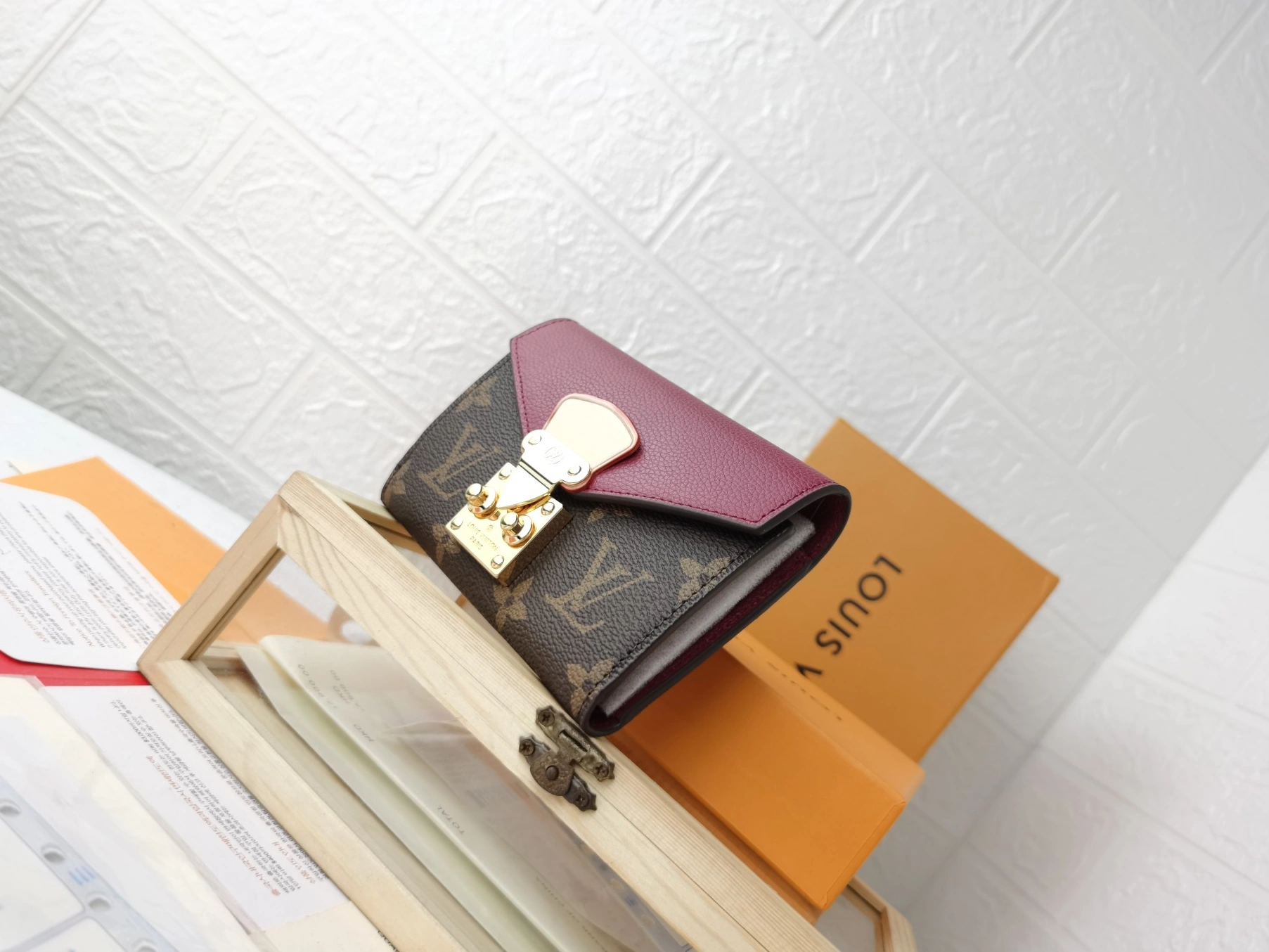 UrbanStyle 3044 Louis Vuitton LV Card Case For Women - Image 4