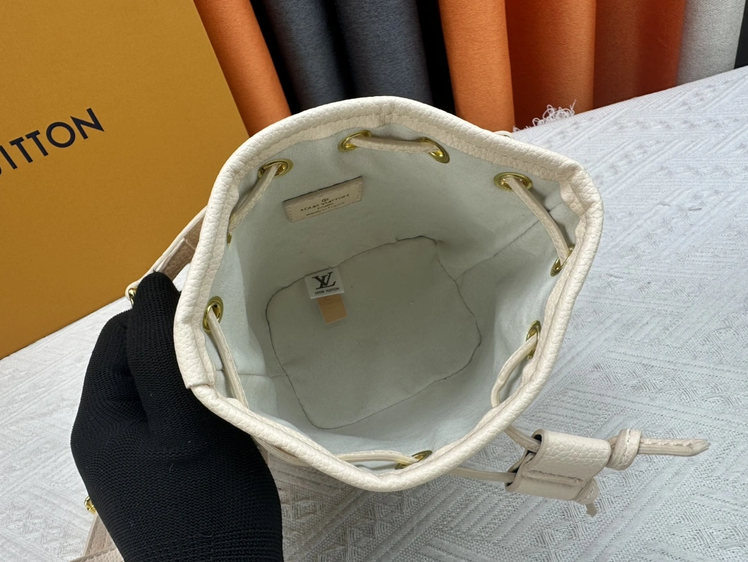 Versatile 4499 Louis Vuitton AAA Quality Messenger Bags For Women - Image 7