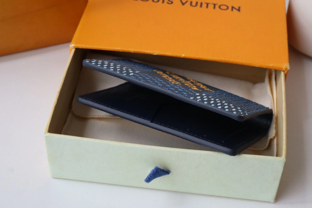 Vibrant 5671 Louis Vuitton LV Card Case - Image 3