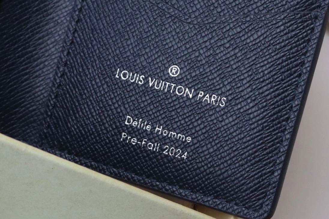 Vibrant 5671 Louis Vuitton LV Card Case - Image 6