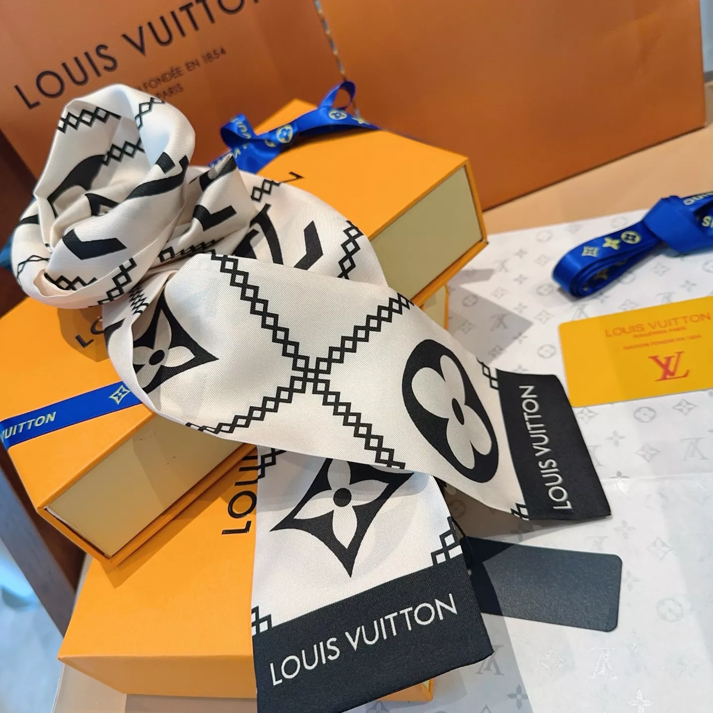 Vibrant 9438 Louis Vuitton Silk Scarf