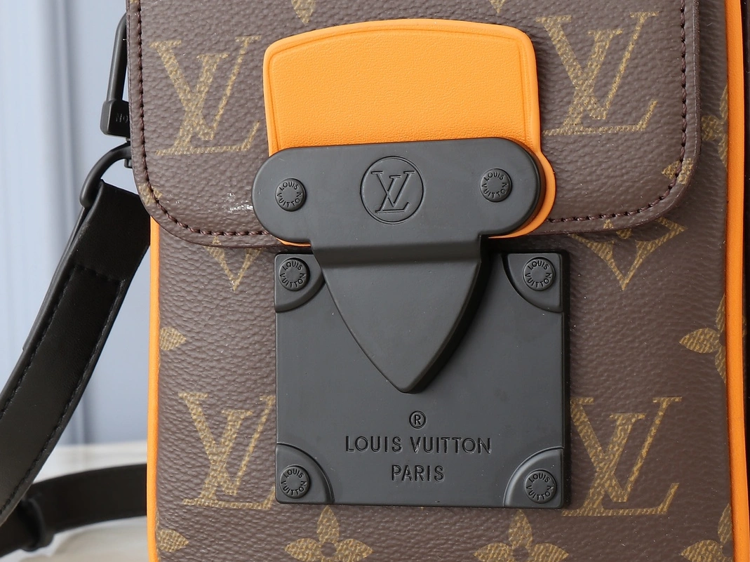 WellDesigned 4986 Louis Vuitton AAA Quality Messenger Bags For Unisex - Image 5