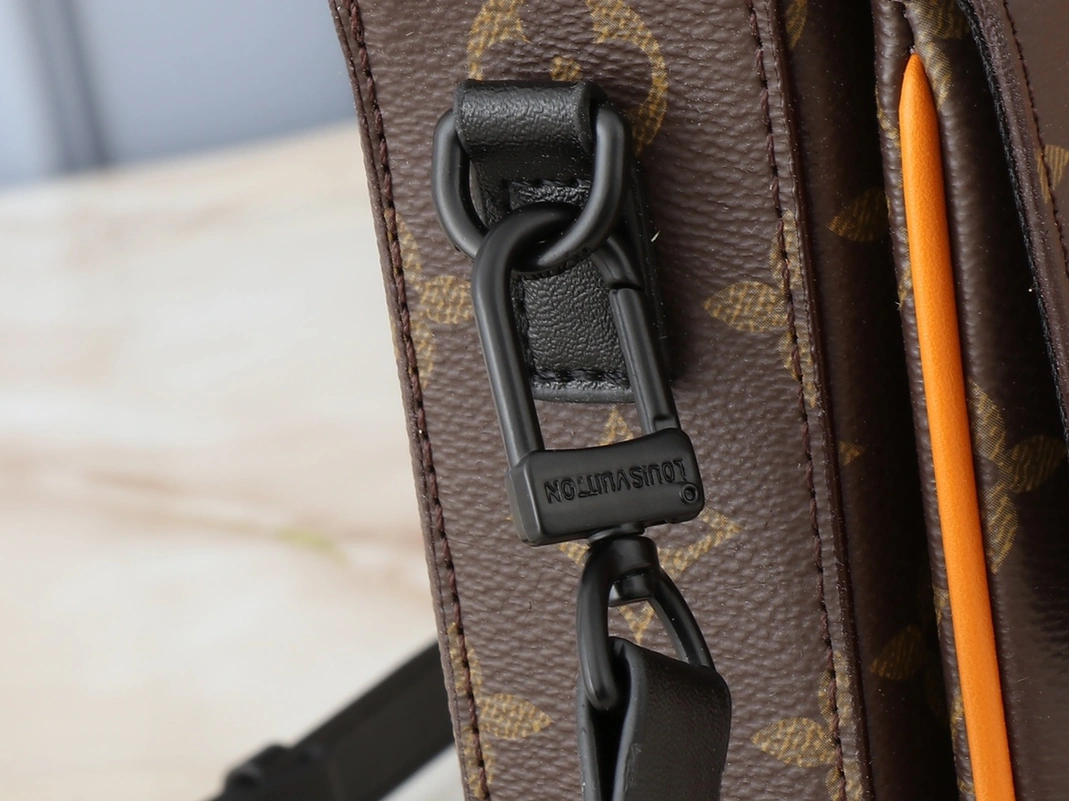 WellDesigned 4986 Louis Vuitton AAA Quality Messenger Bags For Unisex - Image 6