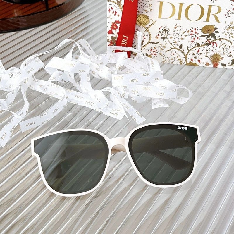 Dior DIOR8067 Butterfly Sunglasses - Image 4