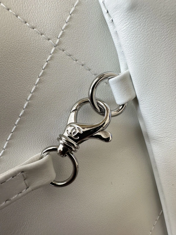 Fashionable CHANEL 22 SMALL HANDBAG 1494 - Image 6