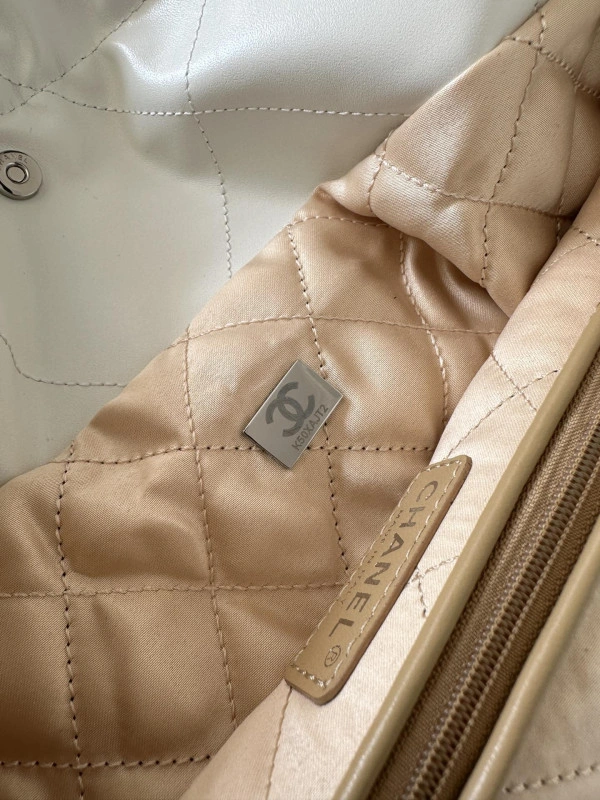 Fashionable CHANEL 22 SMALL HANDBAG 1494 - Image 10